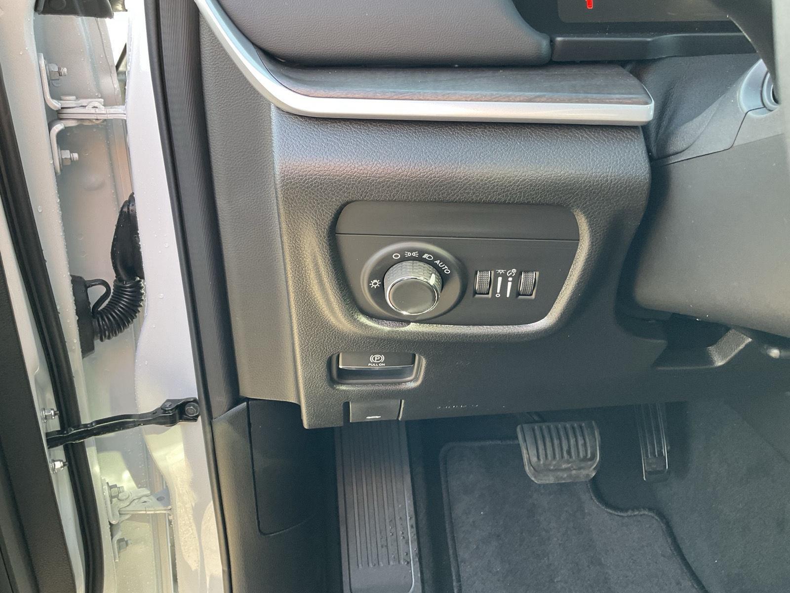 Vehicle photo 12