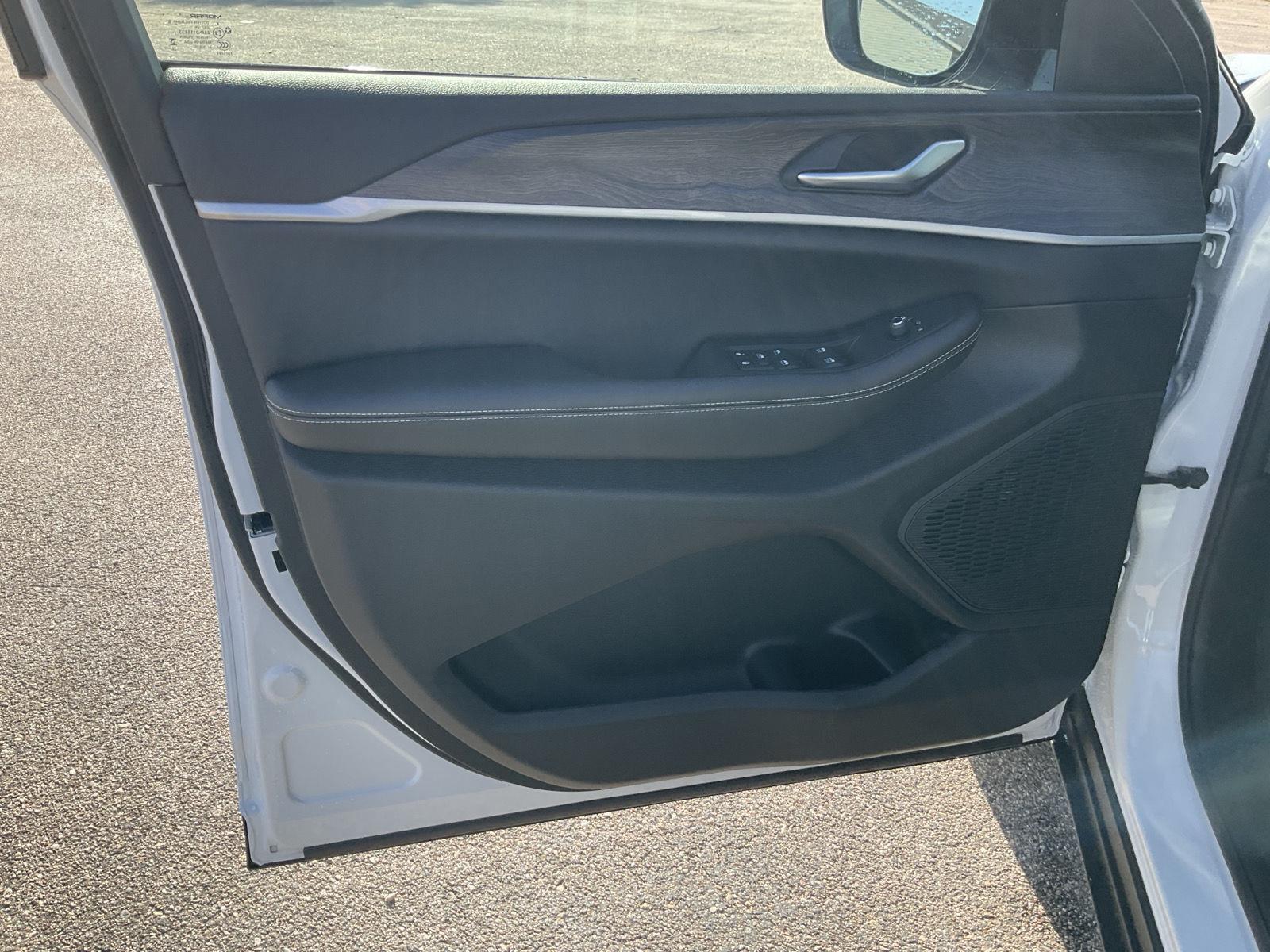 Vehicle photo 13
