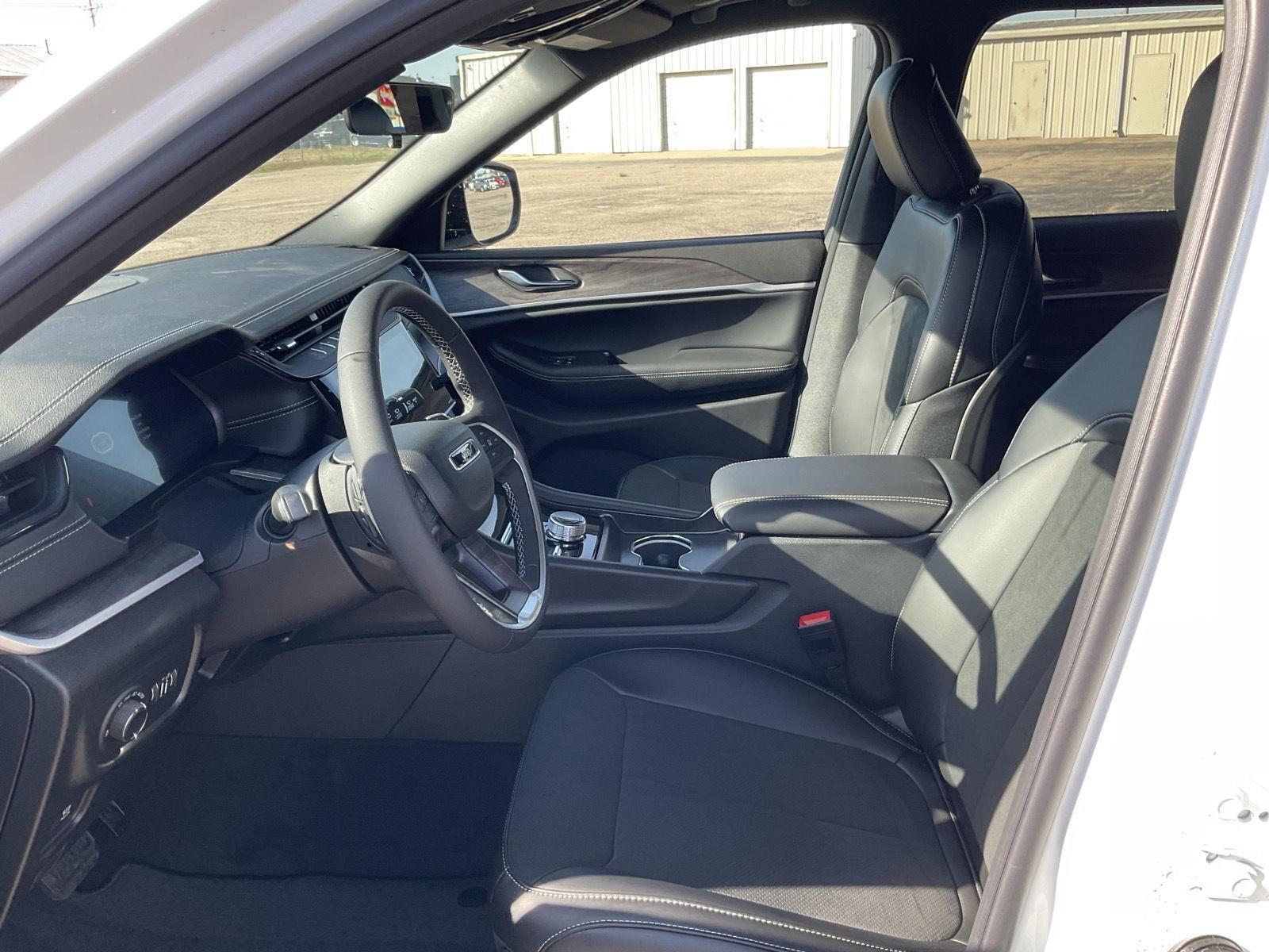 Vehicle photo 14