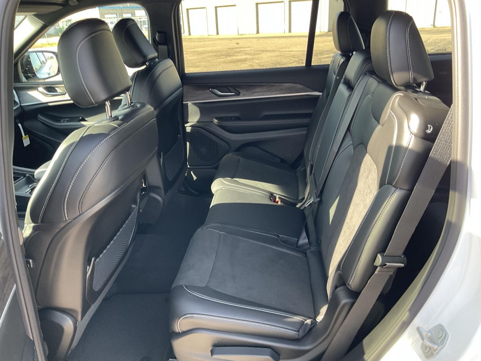 Vehicle photo 17