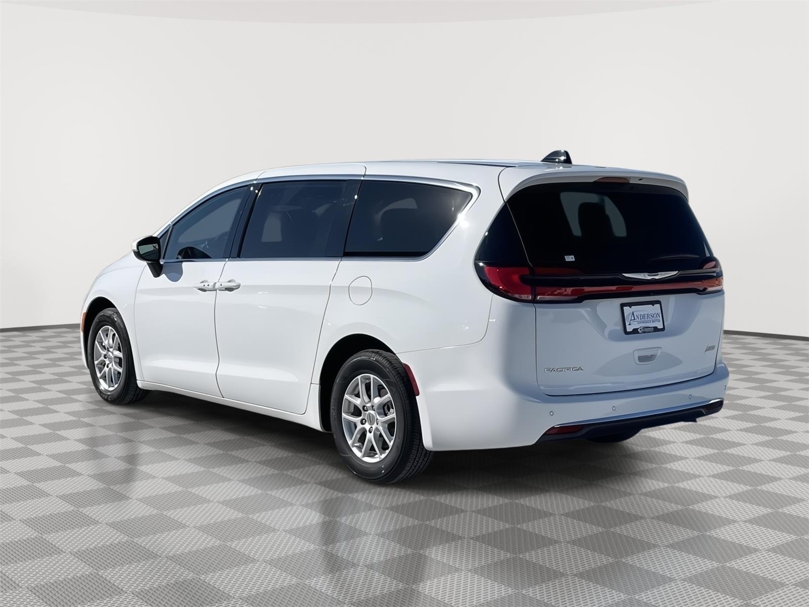 Vehicle photo 4