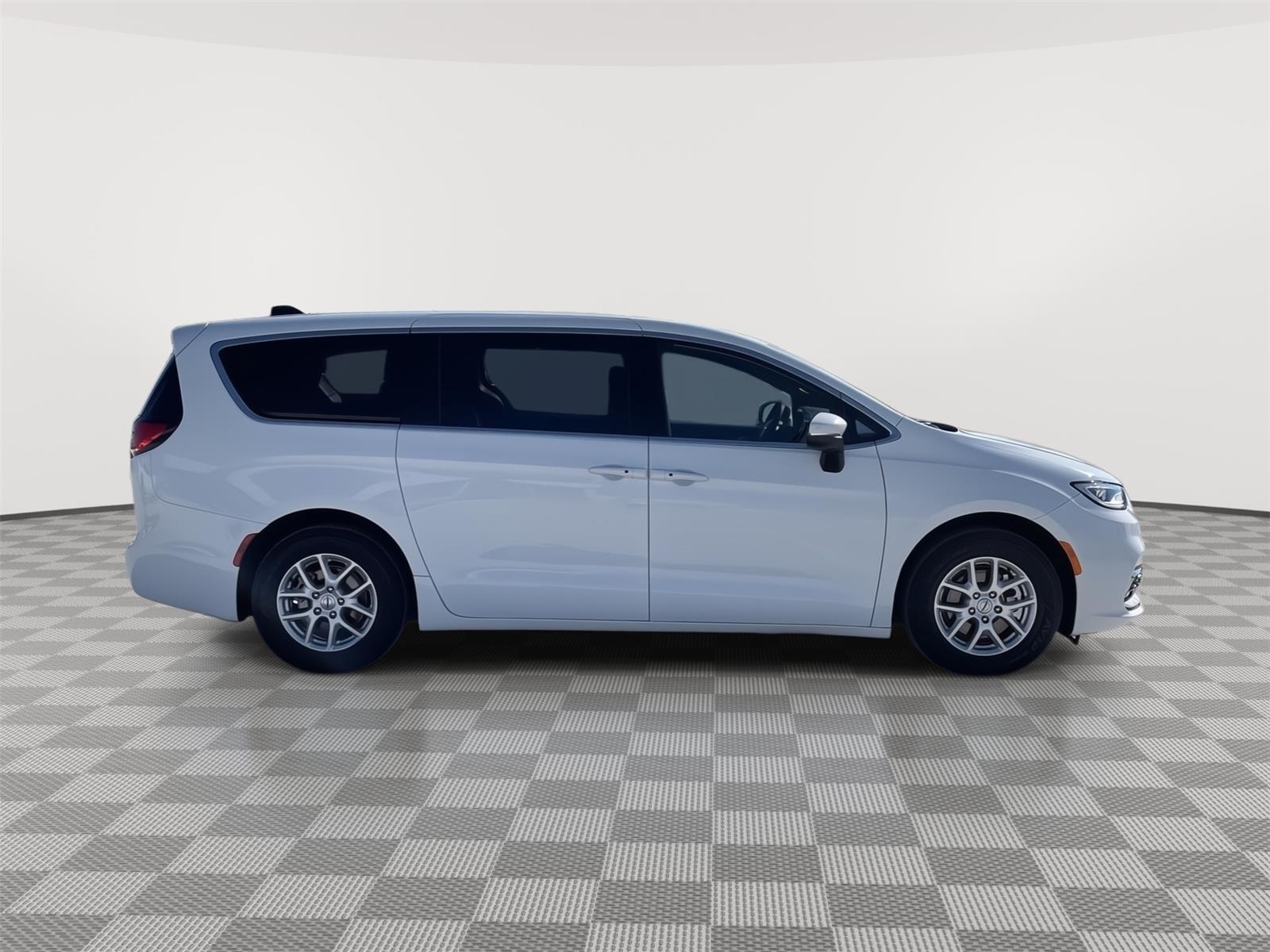 Vehicle photo 7