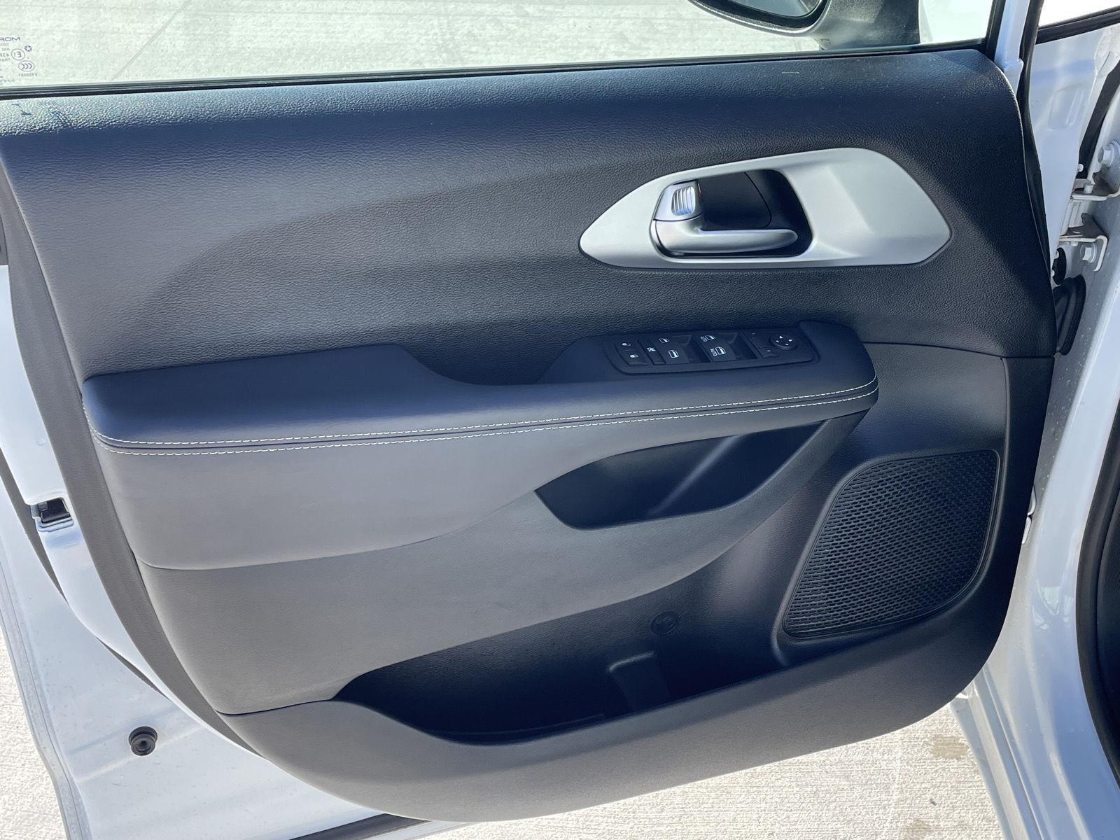 Vehicle photo 12