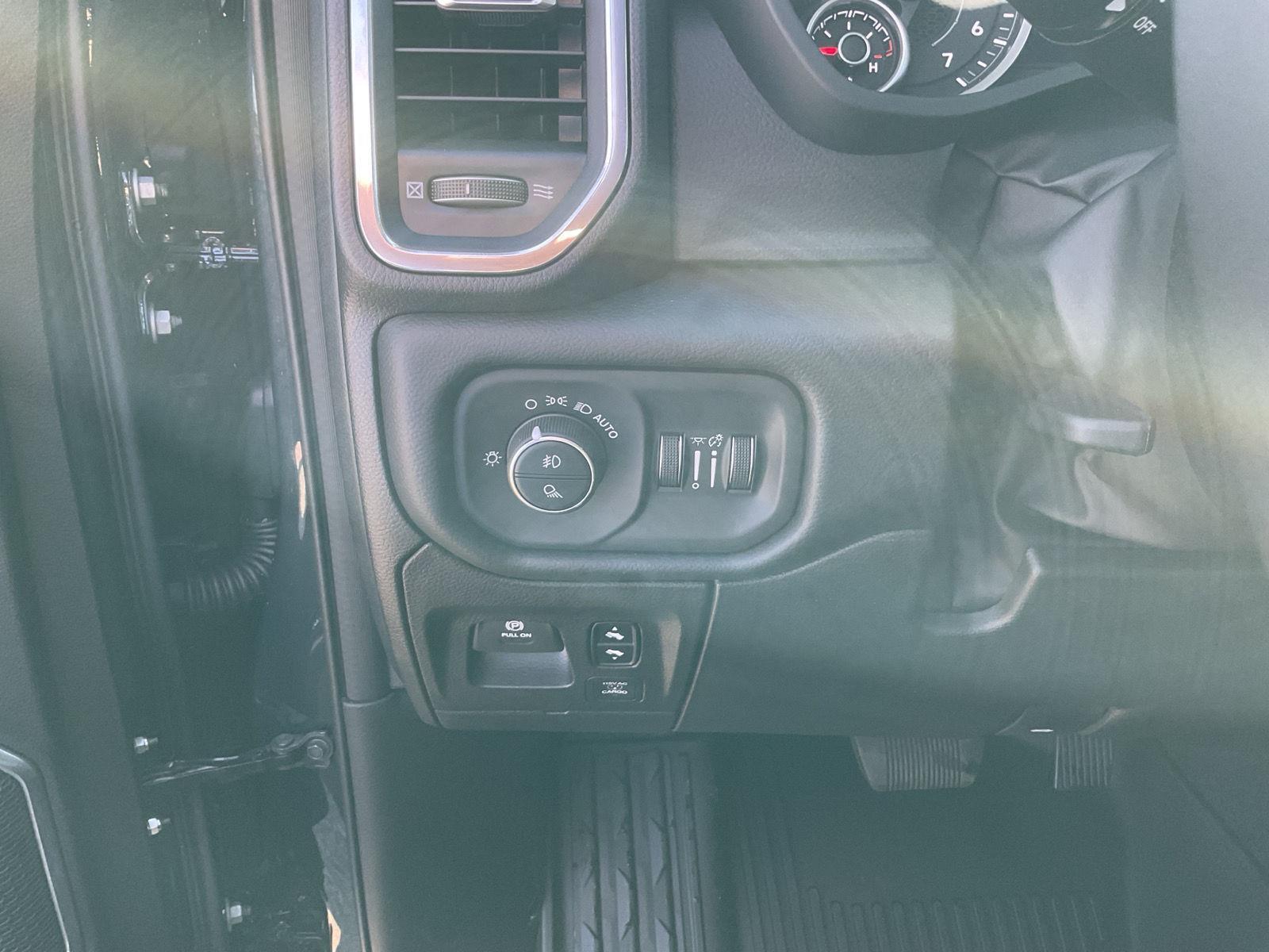 Vehicle photo 12