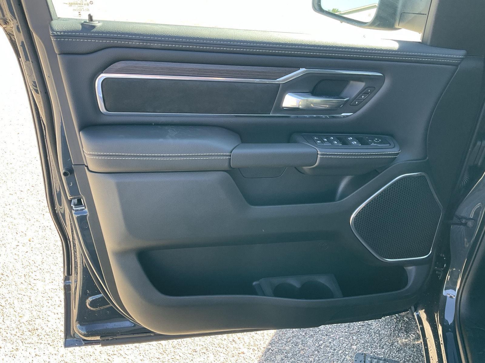 Vehicle photo 13
