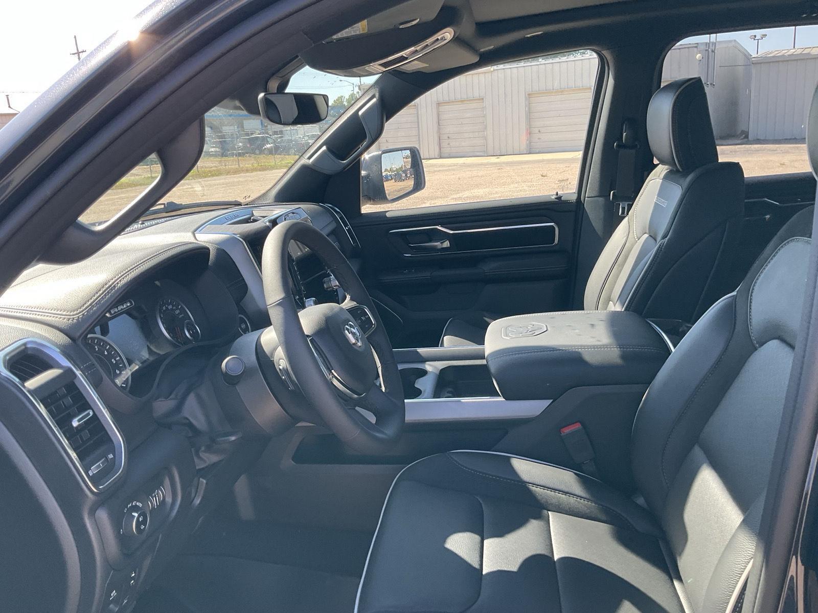 Vehicle photo 14