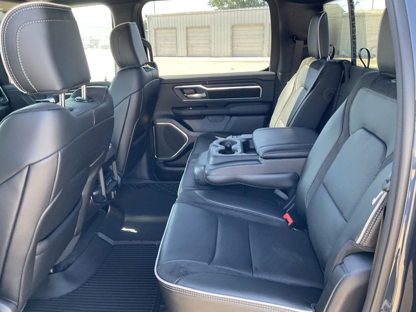 Vehicle photo 18