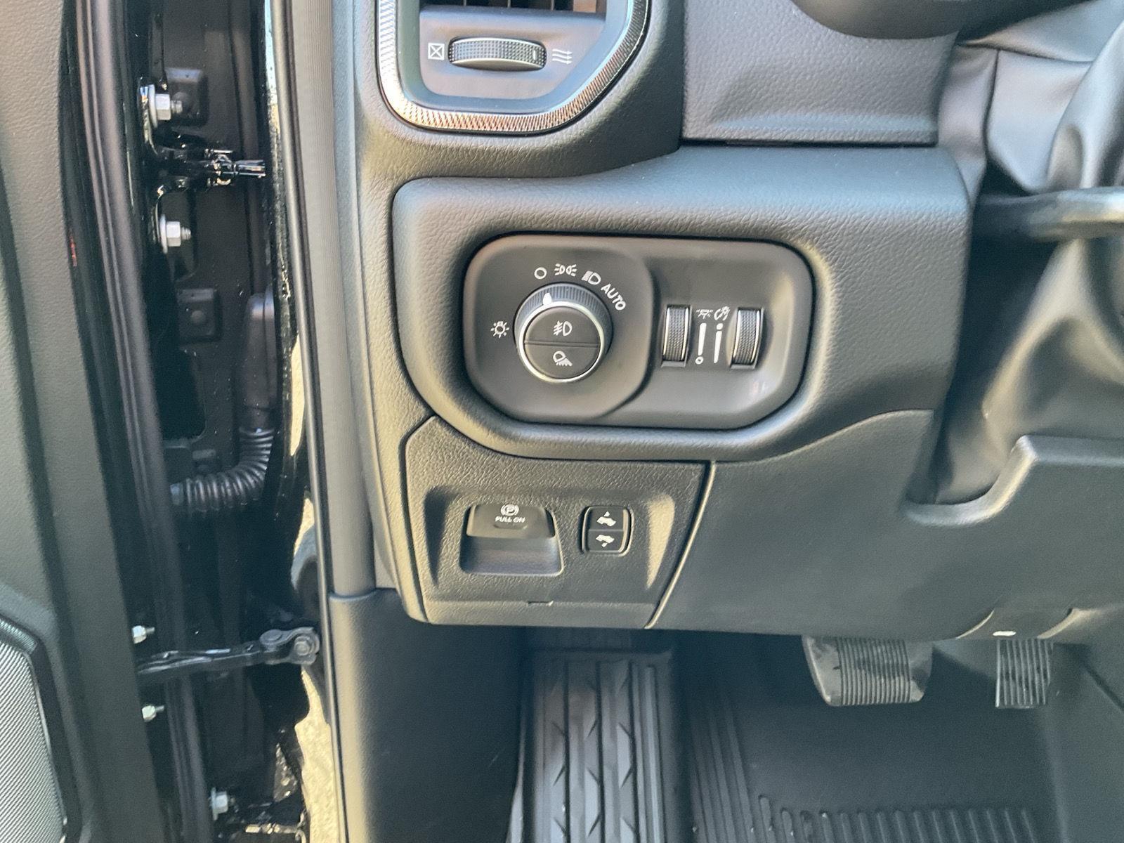 Vehicle photo 12