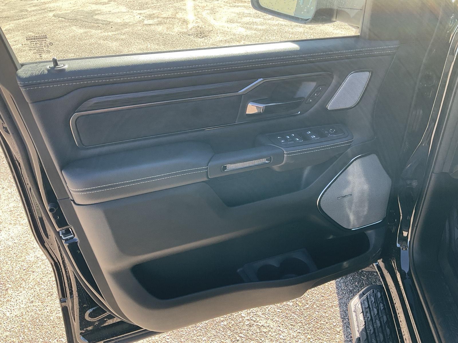 Vehicle photo 13