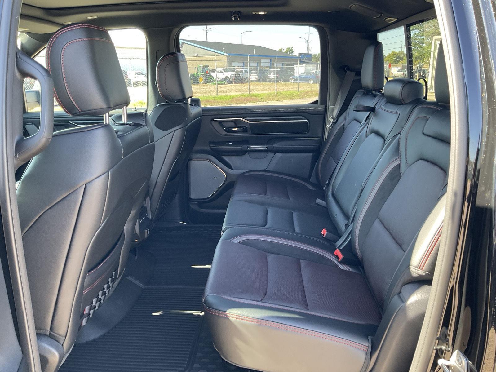 Vehicle photo 18
