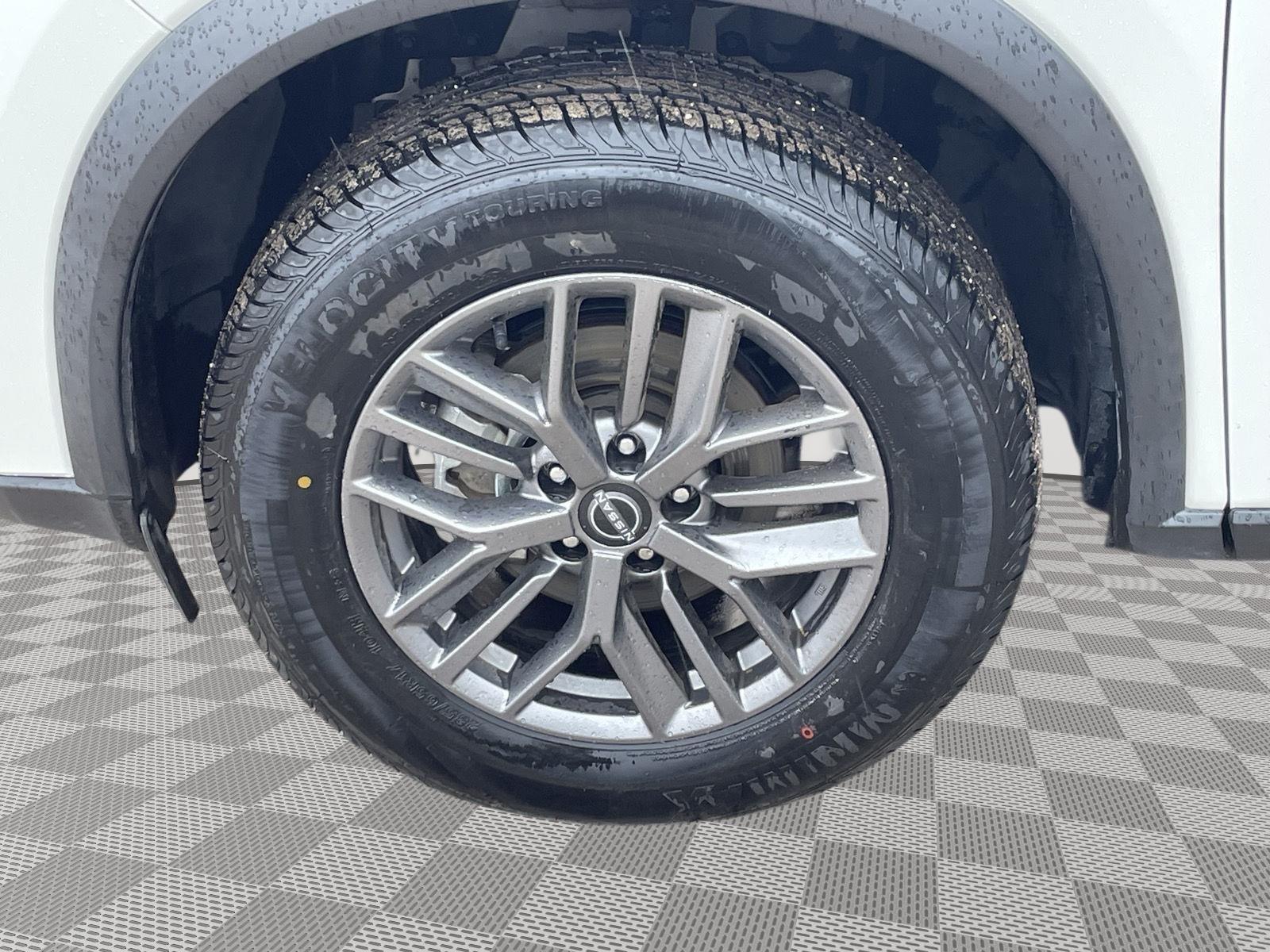 Vehicle photo 10