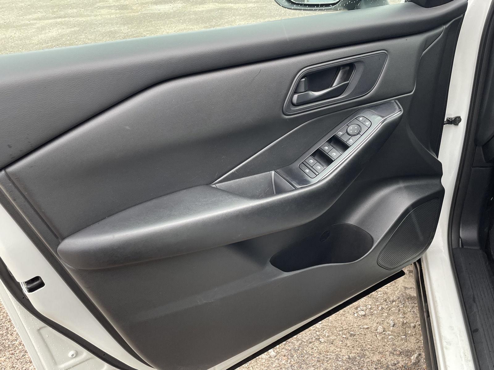 Vehicle photo 12