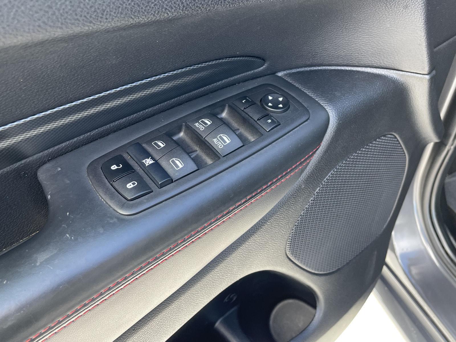 Vehicle photo 12
