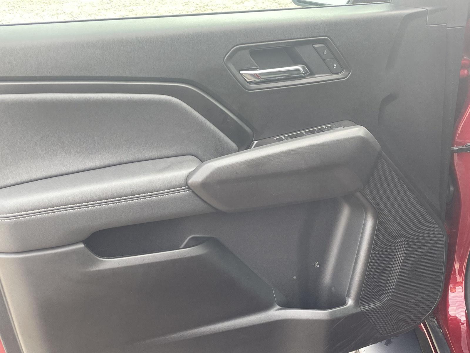 Vehicle photo 12