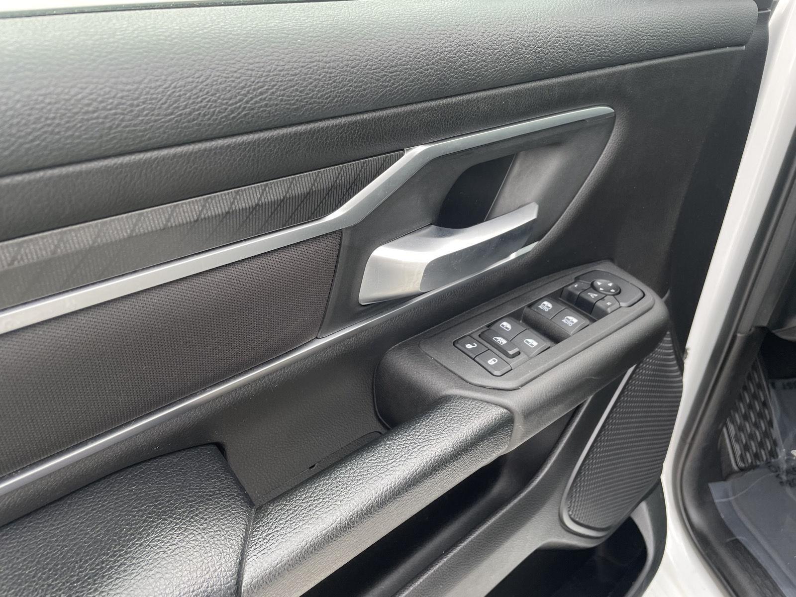 Vehicle photo 12