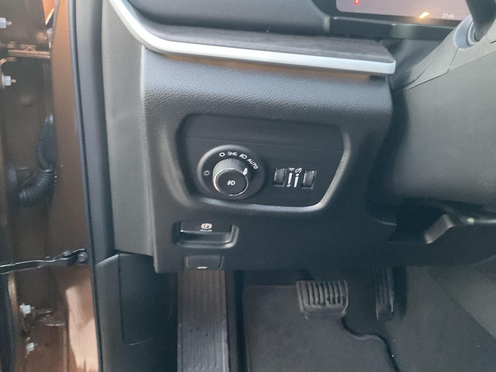 Vehicle photo 12