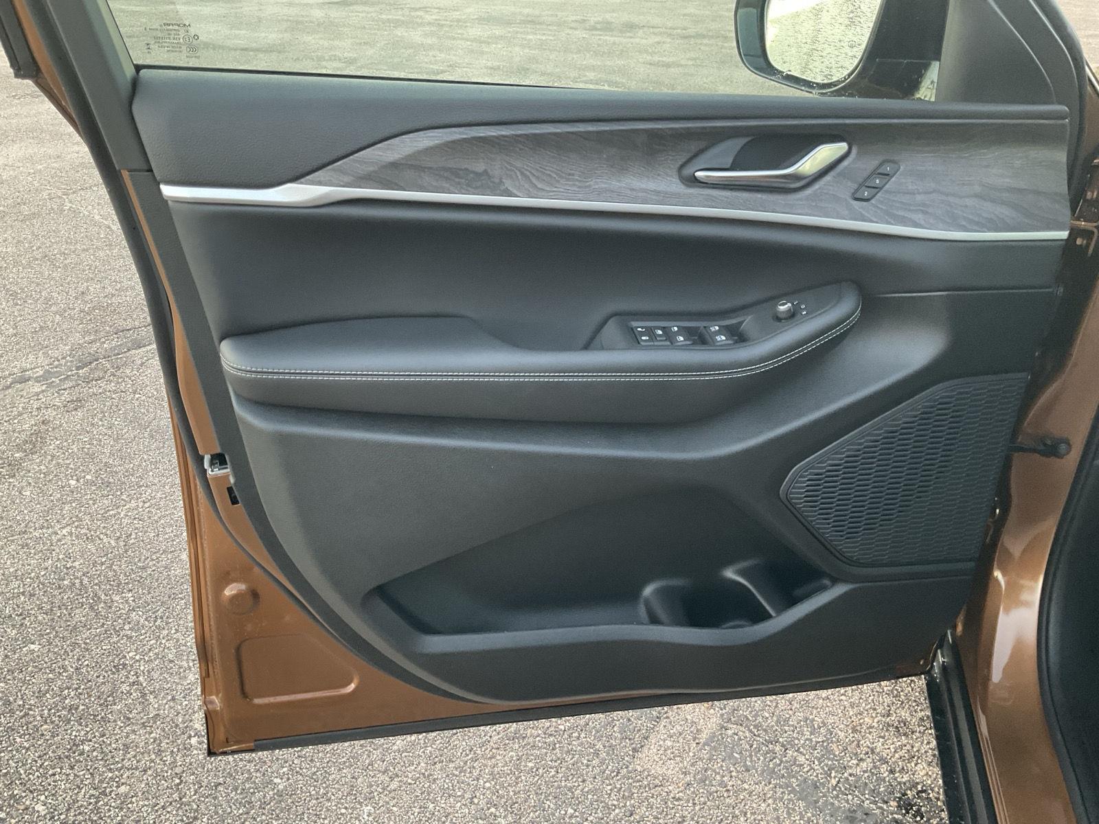 Vehicle photo 13