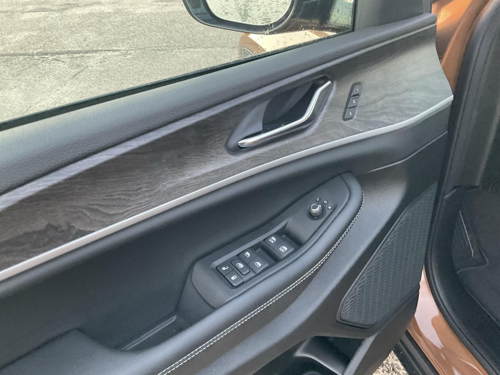 Vehicle photo 14