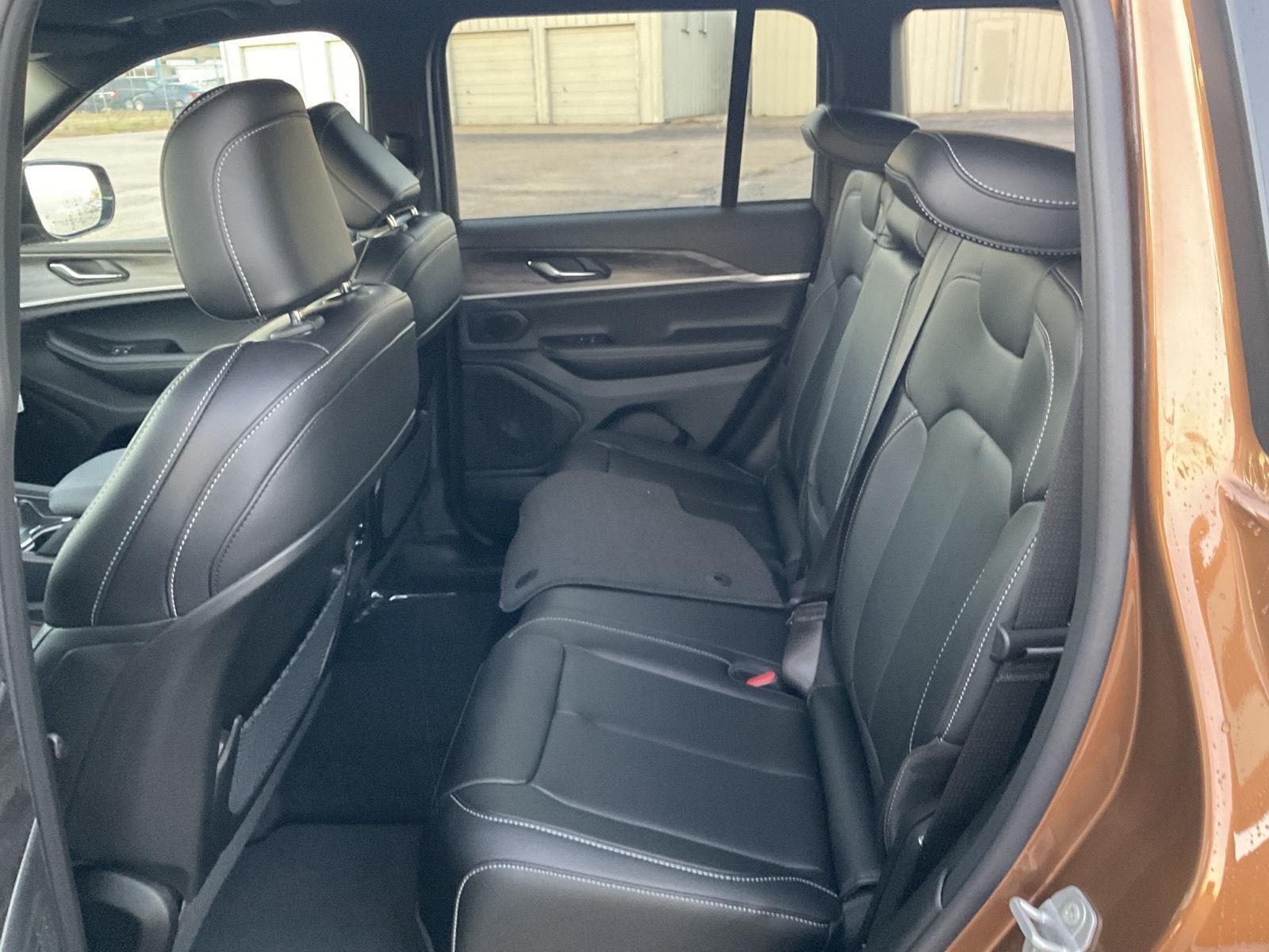 Vehicle photo 18