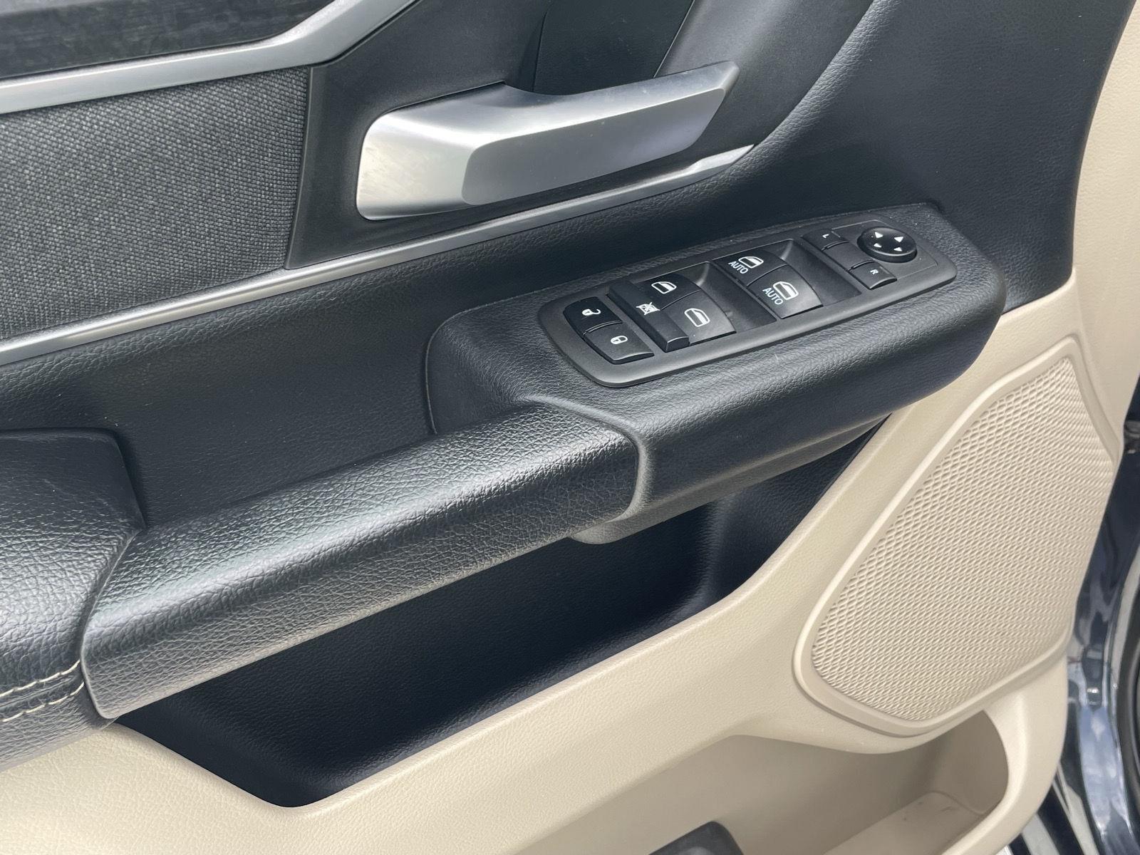 Vehicle photo 12