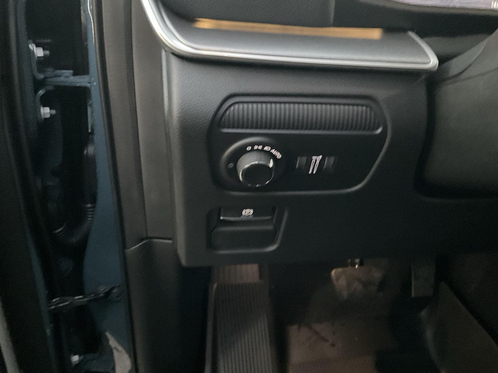 Vehicle photo 12