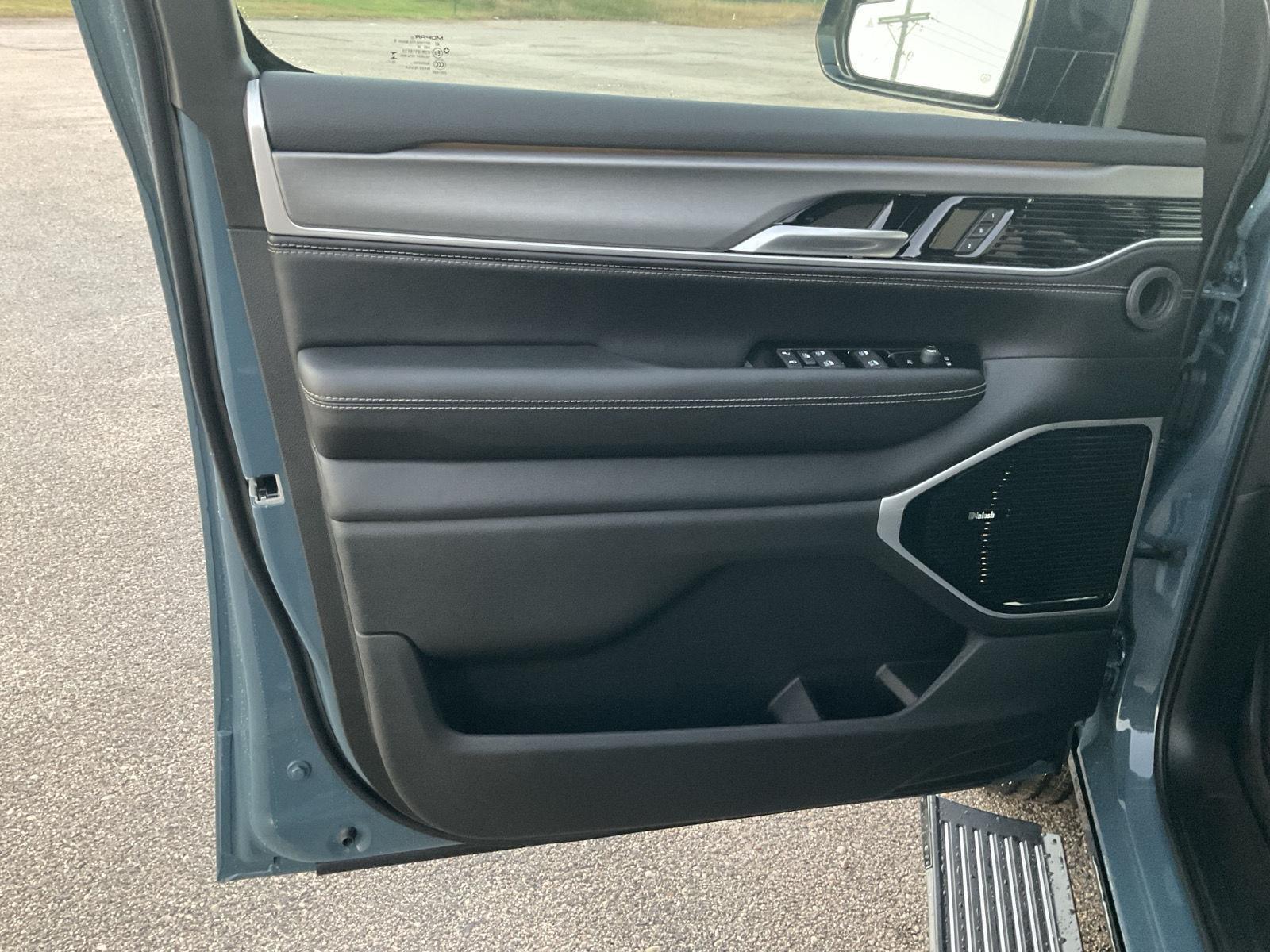 Vehicle photo 13