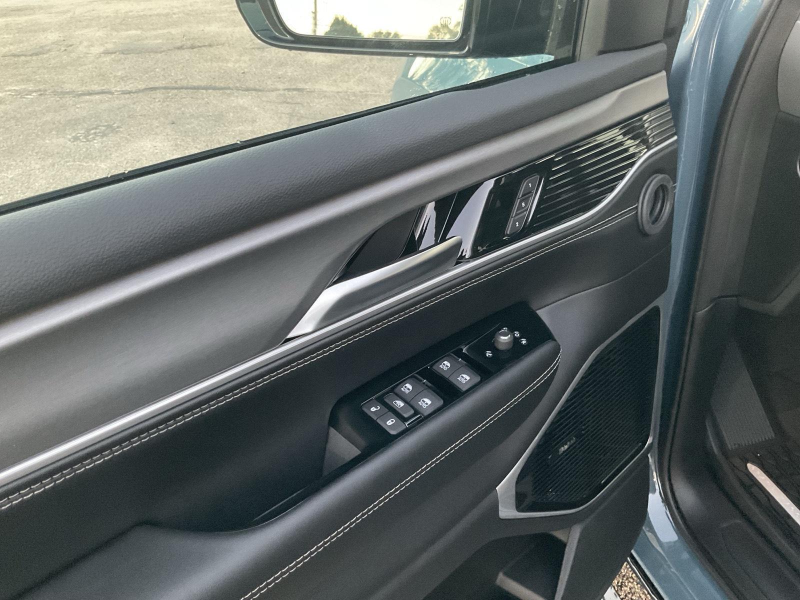 Vehicle photo 14