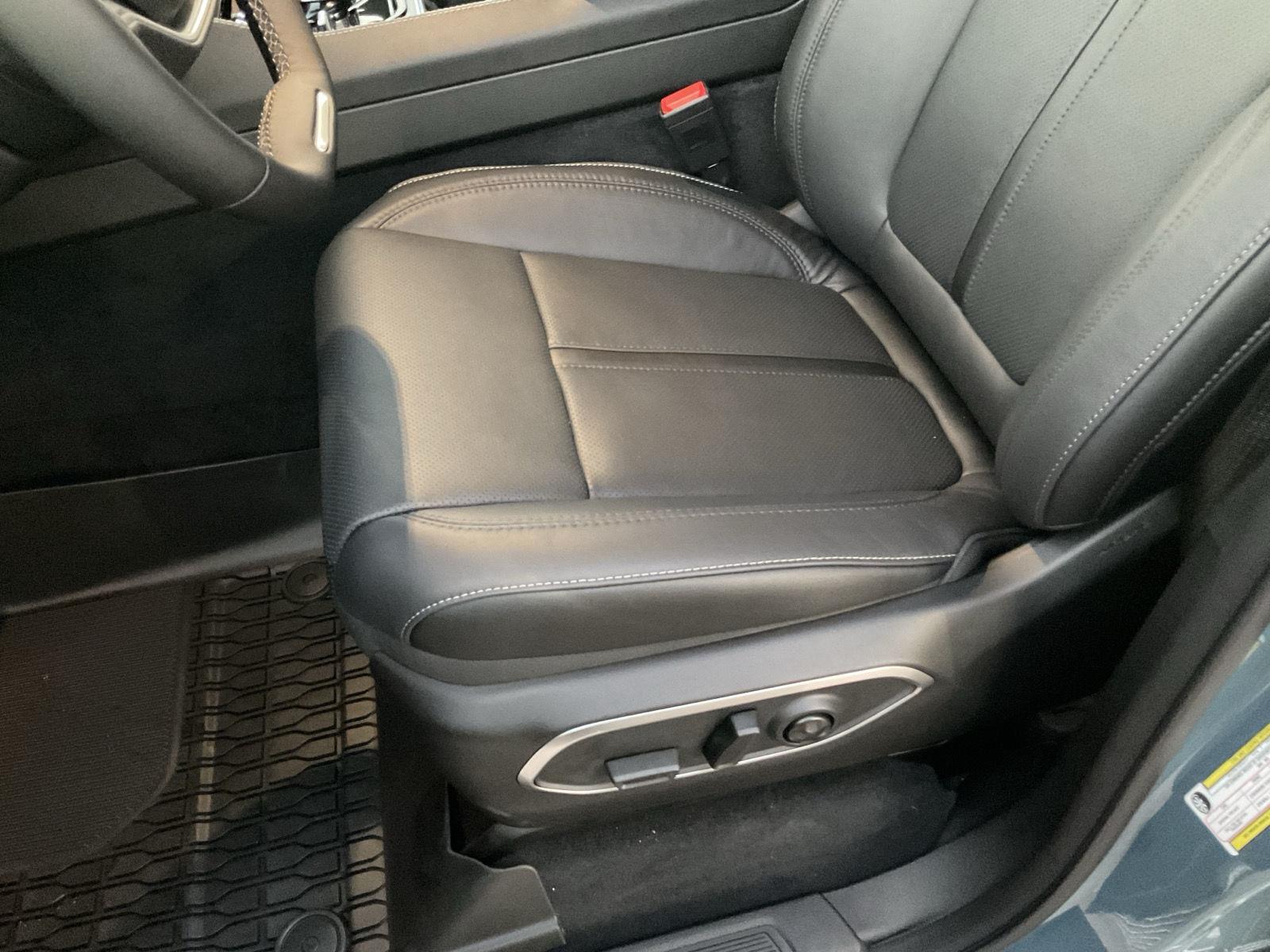 Vehicle photo 17