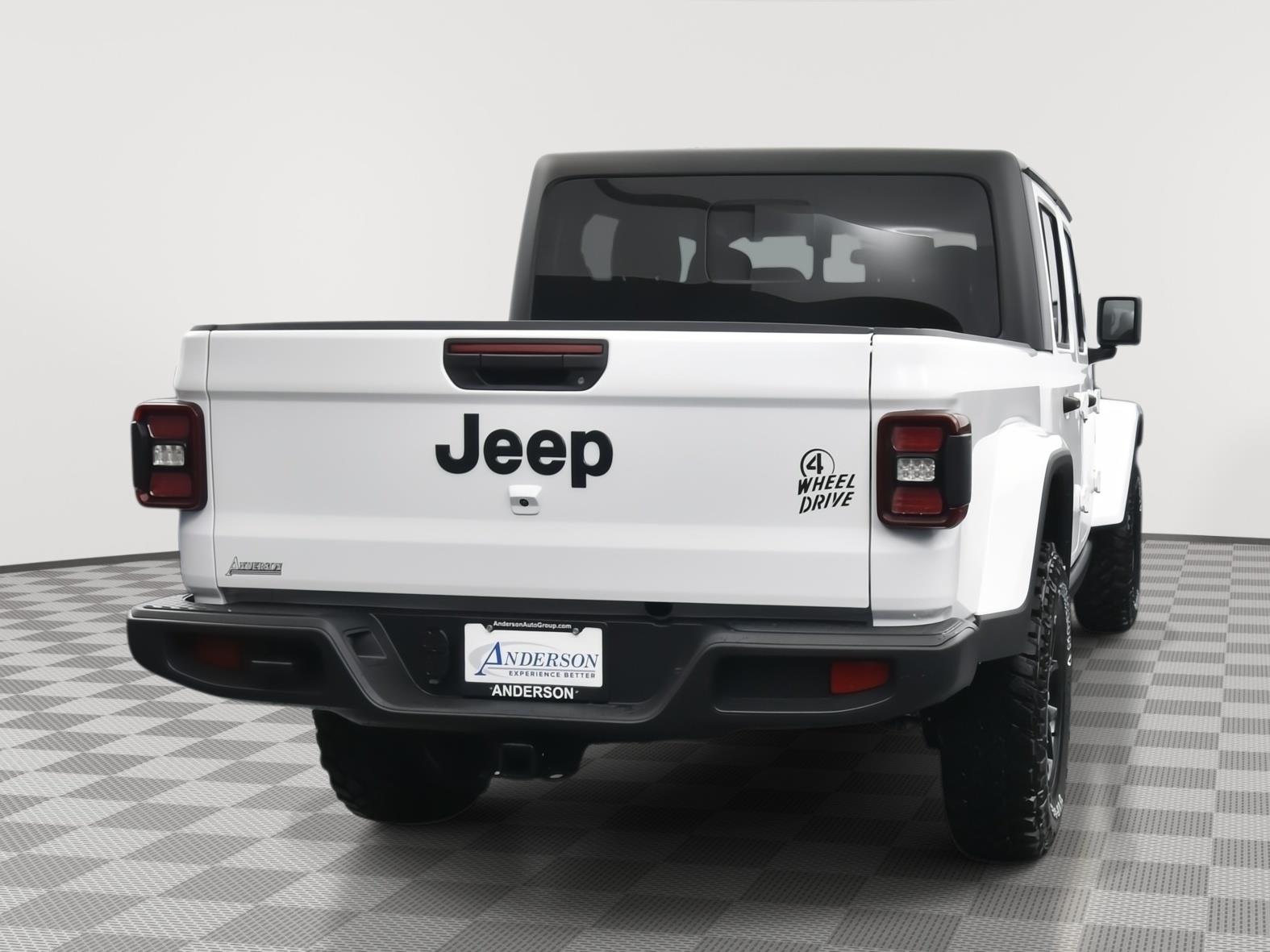 Used 2024 Jeep Gladiator Willys Crew Cab Truck for sale in Grand Island NE