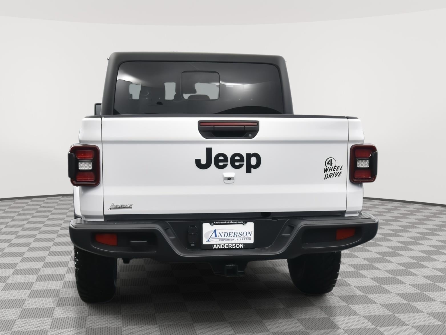 Used 2024 Jeep Gladiator Willys Crew Cab Truck for sale in Grand Island NE