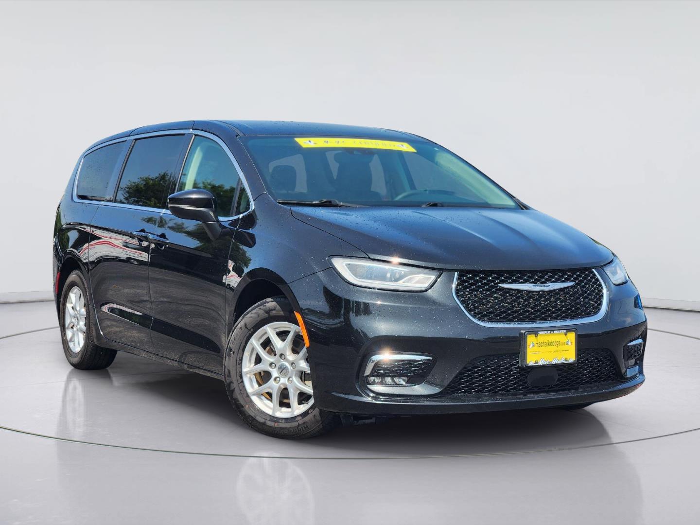Brilliant Black Crystal Pearlcoat 2023 Chrysler Pacifica Minivan Front-Wheel Drive 9-Speed Automatic