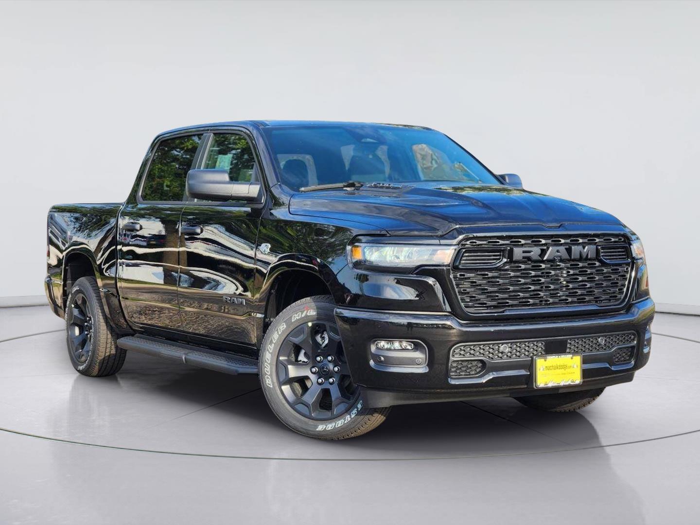 Diamond Black Crystal Pearlcoat 2026 RAM 1500 Pickup Truck Four-Wheel Drive 8-Speed Automatic