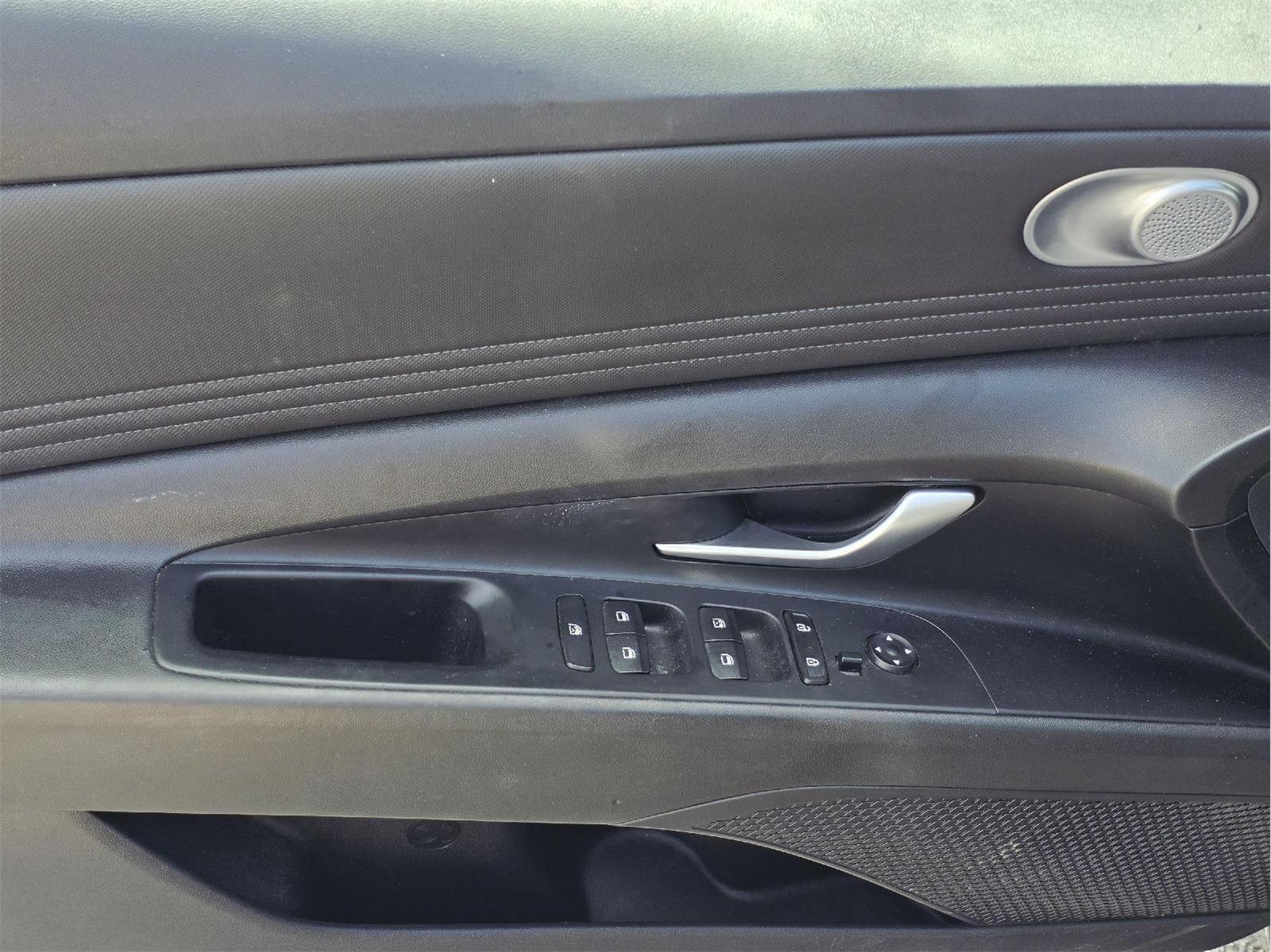 2023 Hyundai Elantra photo 16 of 38