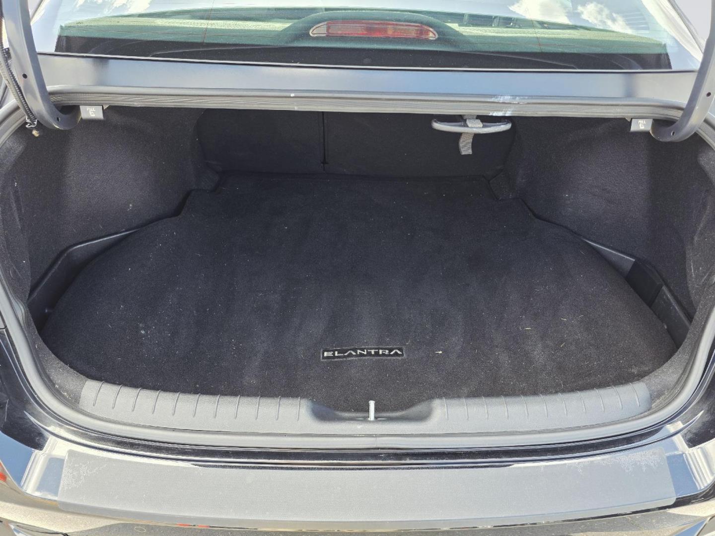2023 Hyundai Elantra photo 19 of 38