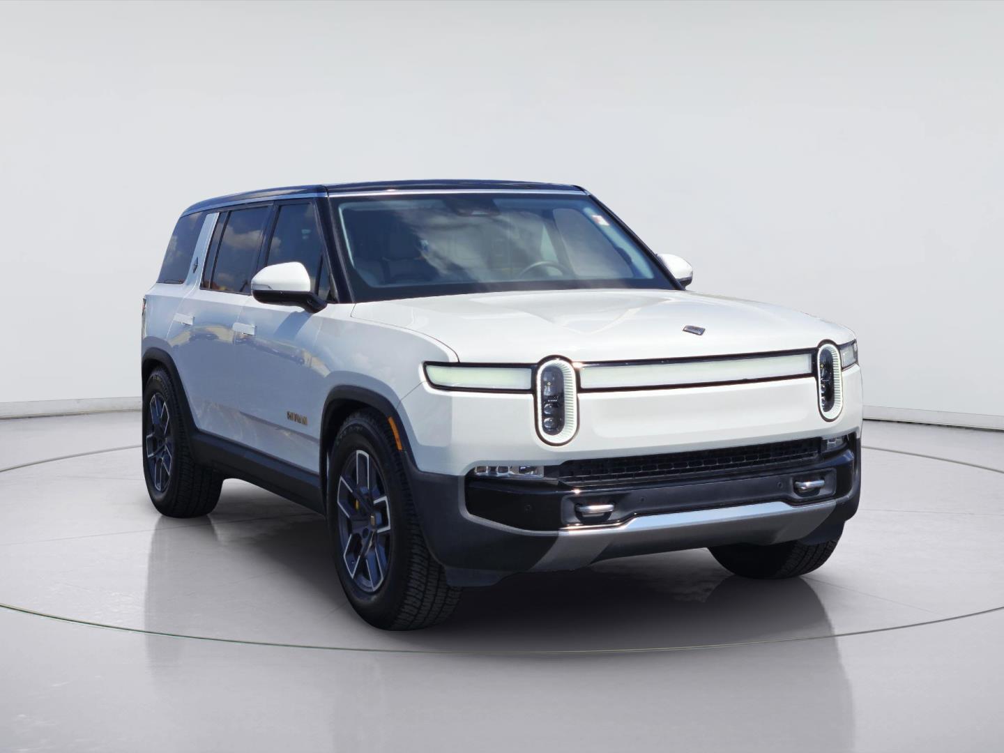 2023 Rivian R1S photo 3 of 36