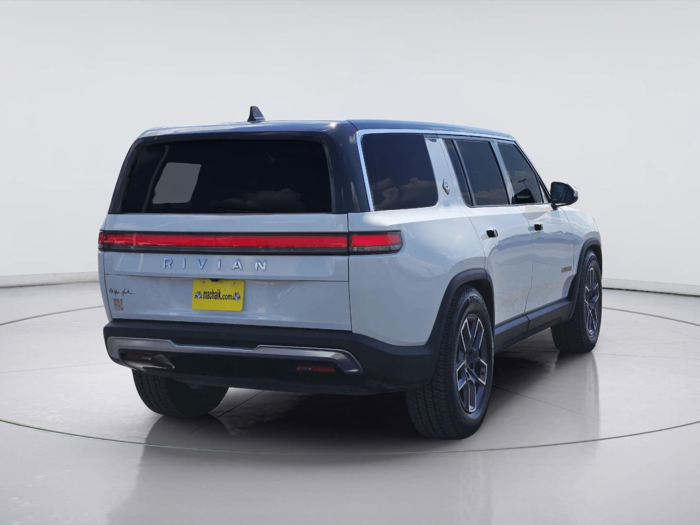 2023 Rivian R1S photo 4 of 36