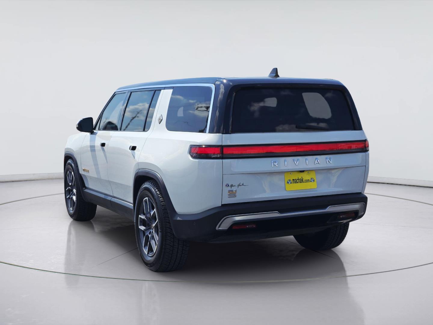 2023 Rivian R1S photo 6 of 36
