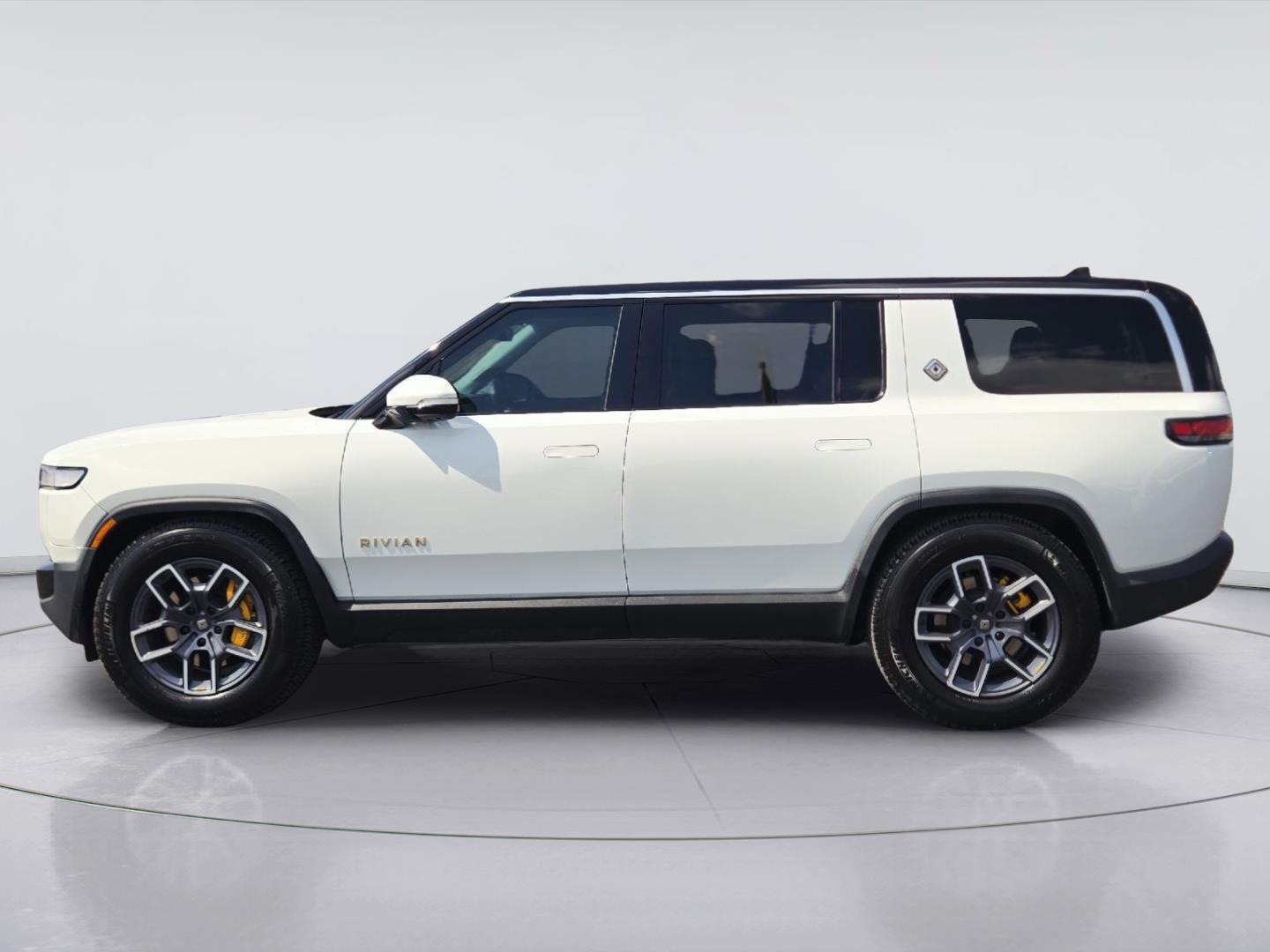 2023 Rivian R1S photo 7 of 36