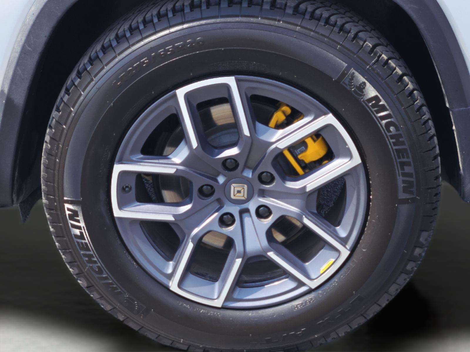 2023 Rivian R1S photo 8 of 36