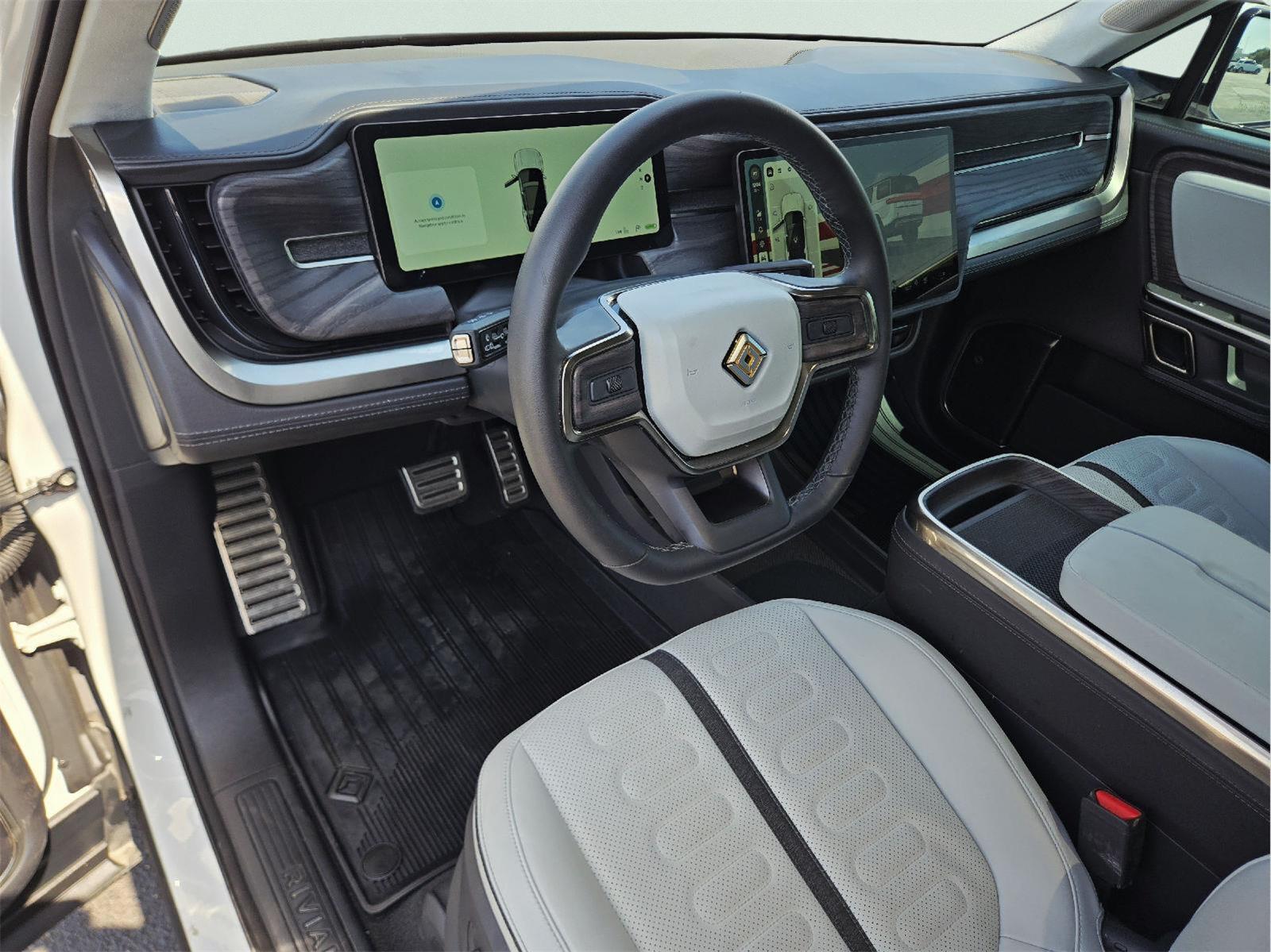 2023 Rivian R1S photo 10 of 36