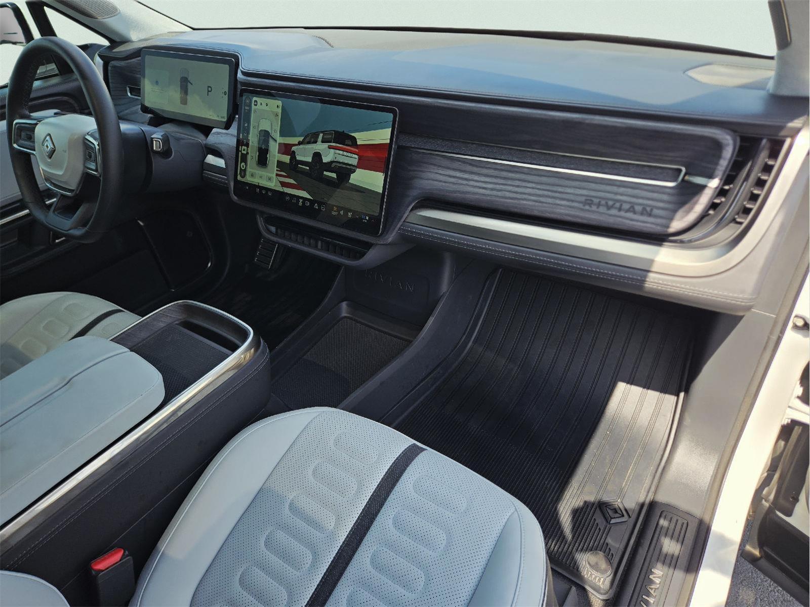 2023 Rivian R1S photo 12 of 36