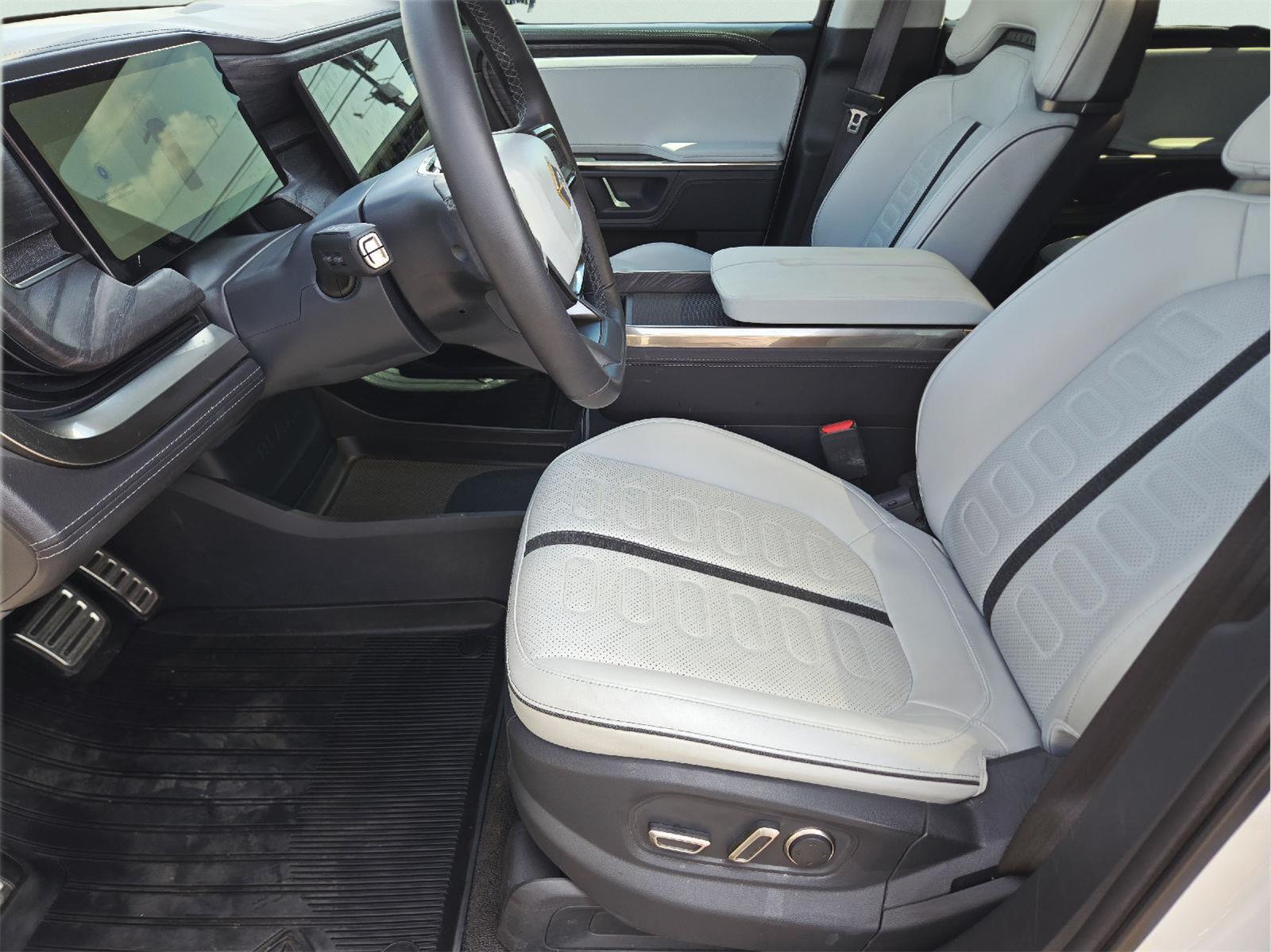 2023 Rivian R1S photo 13 of 36