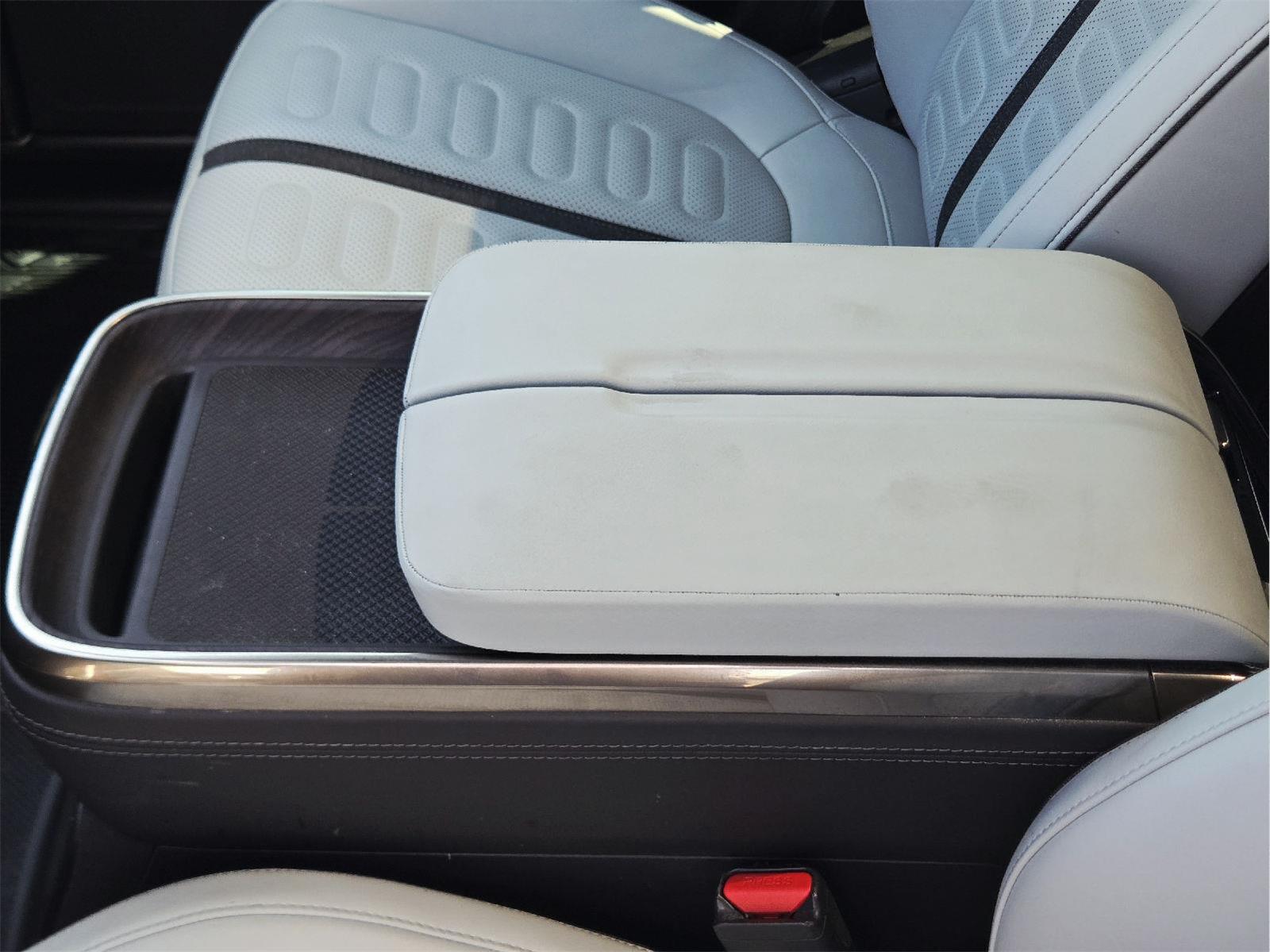 2023 Rivian R1S photo 14 of 36