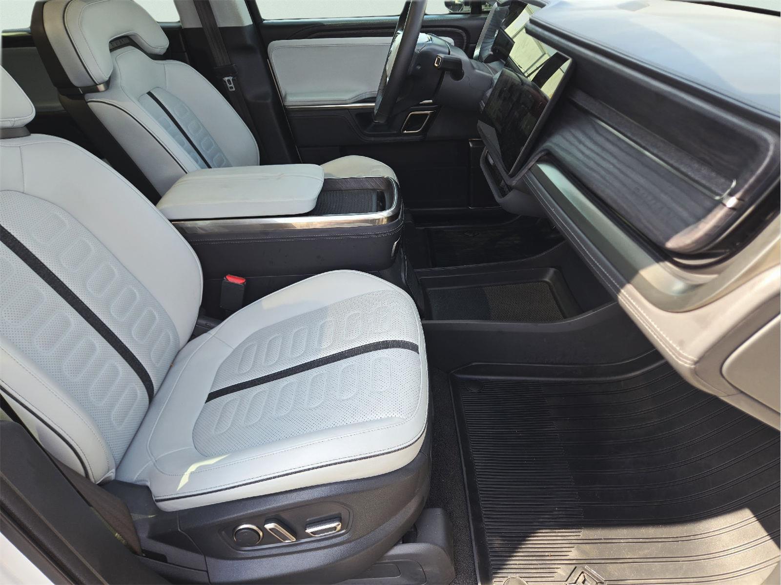 2023 Rivian R1S photo 15 of 36