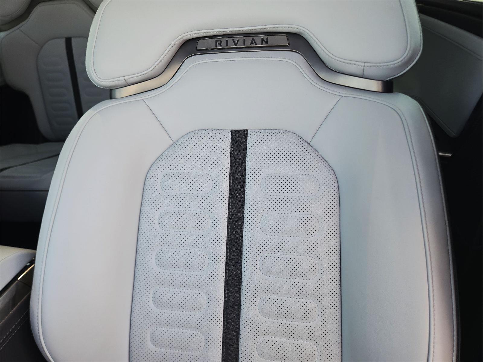 2023 Rivian R1S photo 16 of 36