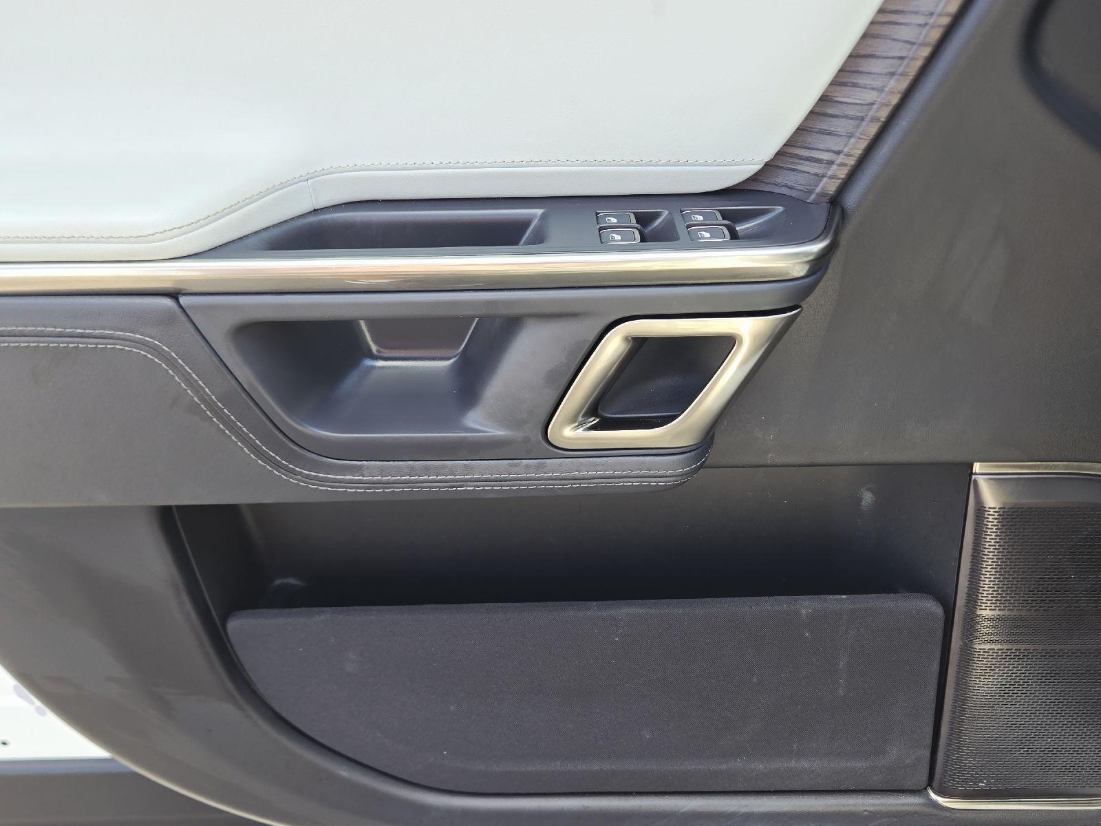 2023 Rivian R1S photo 17 of 36