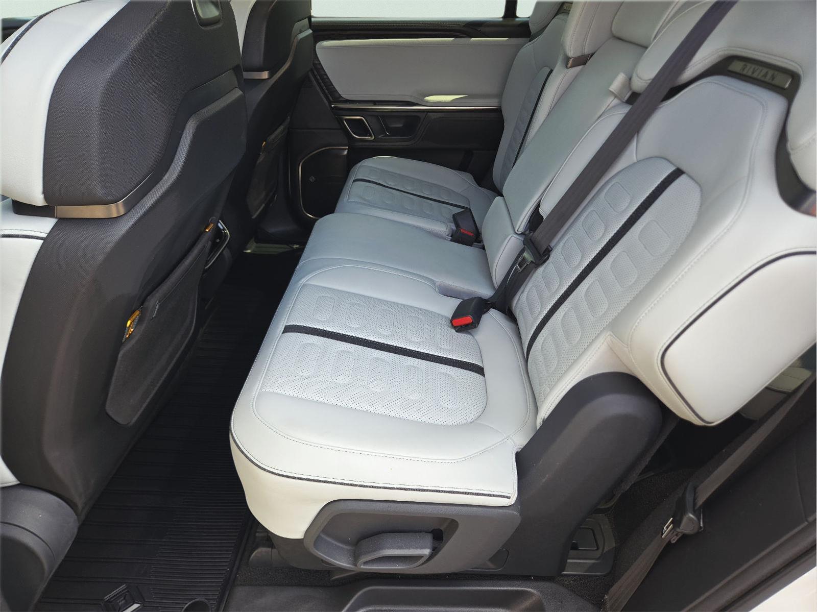 2023 Rivian R1S photo 18 of 36