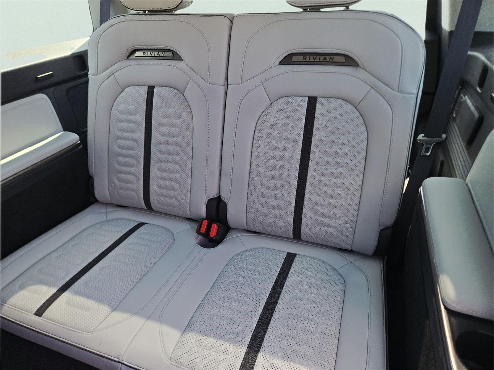 2023 Rivian R1S photo 20 of 36