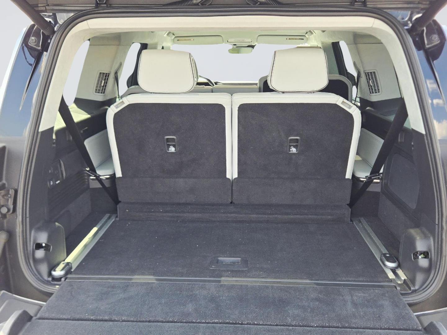 2023 Rivian R1S photo 21 of 36