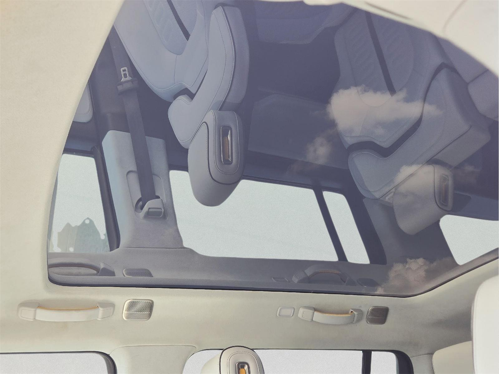2023 Rivian R1S photo 22 of 36